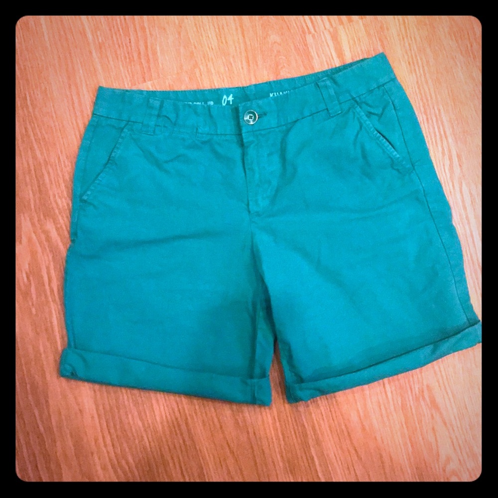 Gap boyfriend roll up khaki shorts, summer green